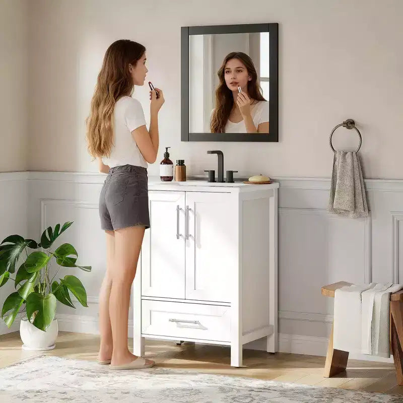 Mobile bagno con lavabo in ceramica e ante con chiusura soft-close