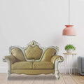 Divanetto capitonné con cornice intagliata e cuscini decorativi